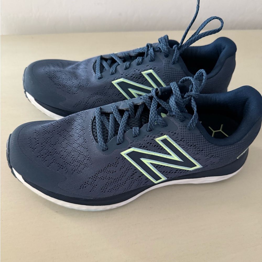 New Balance Navy Running Shoes NWOT women’s size 9